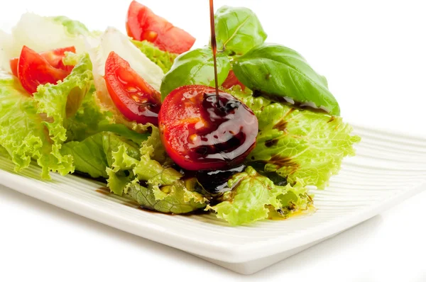 Balsamvinäger över salladen — Stockfoto