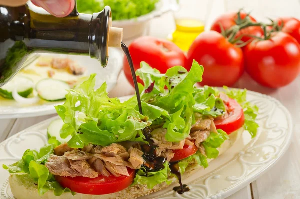 Balsamic vinegar over tuna salad — Stock Photo, Image