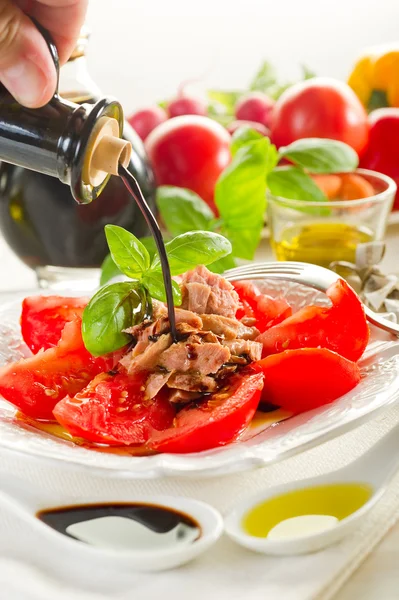 Vinagre balsâmico sobre salada com atum e tomate — Fotografia de Stock