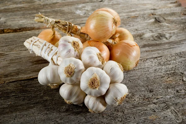 String of garlic and onions — Stock Photo, Image
