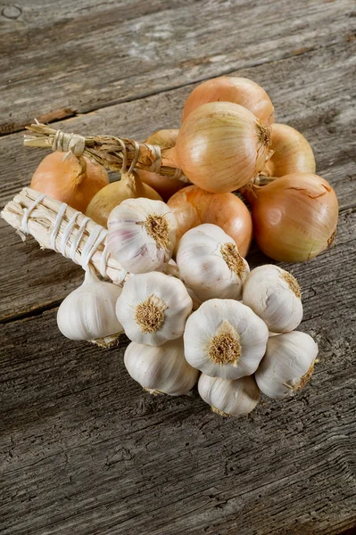 String of garlic and onions — Stock Photo, Image