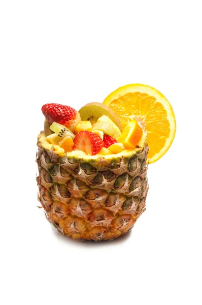 Skivad tropisk fruktsallad på ananas — Stock fotografie