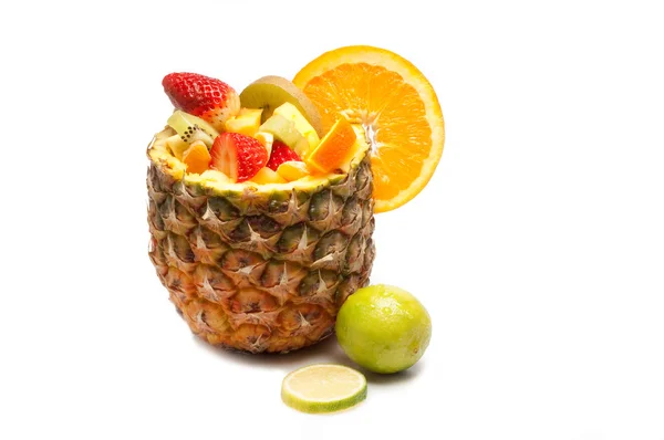 Skivad tropisk fruktsallad på ananas — Stock fotografie