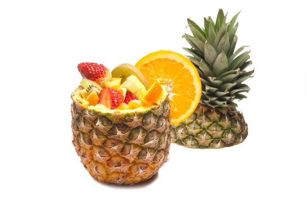 Skivad tropisk fruktsallad på ananas — Stockfoto