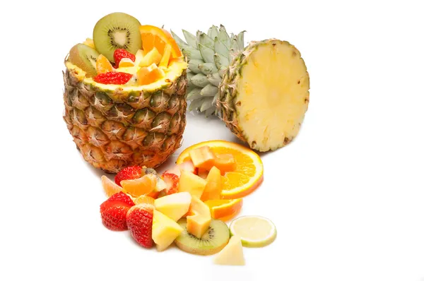 Sałatka z owoców tropikalnych w plasterkach na ananasa — Zdjęcie stockowe