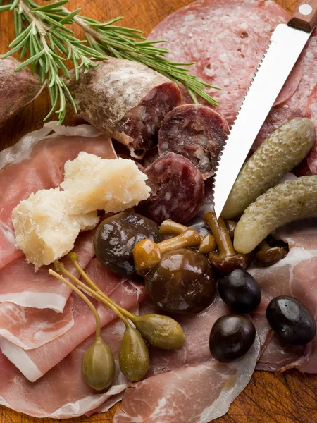 Aperitivo italiano con salami, grana, mota, champiñón, pepino — Foto de Stock