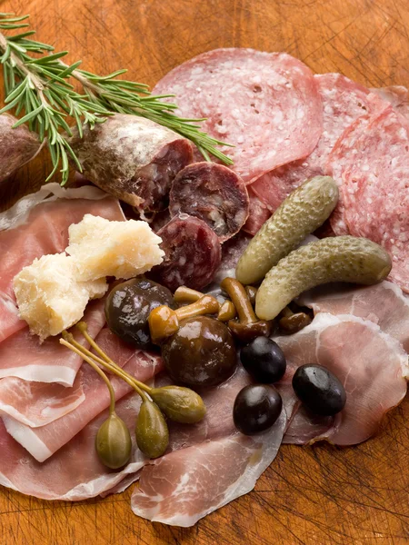Aperitivo italiano com salame, grana, speck, cogumelo, pepino — Fotografia de Stock