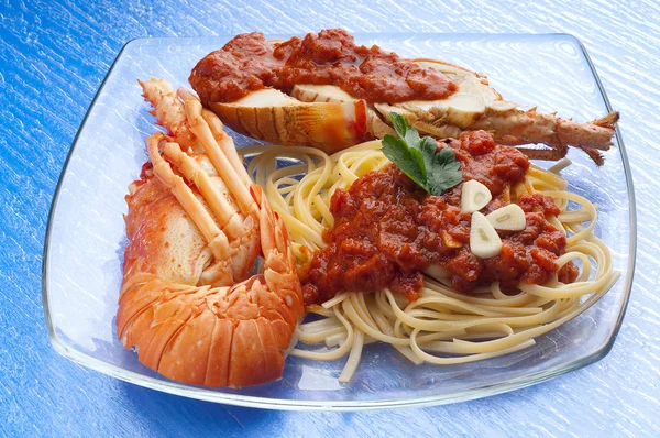 Špagety s humrem a rajskou omáčkou — Stock fotografie