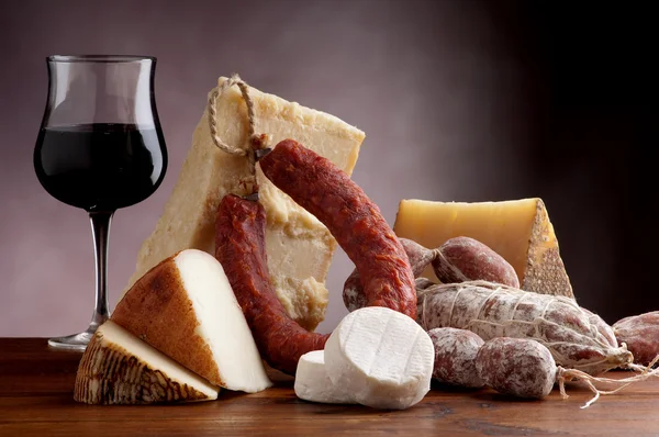 意大利奶酪和萨拉米香肠 — 图库照片