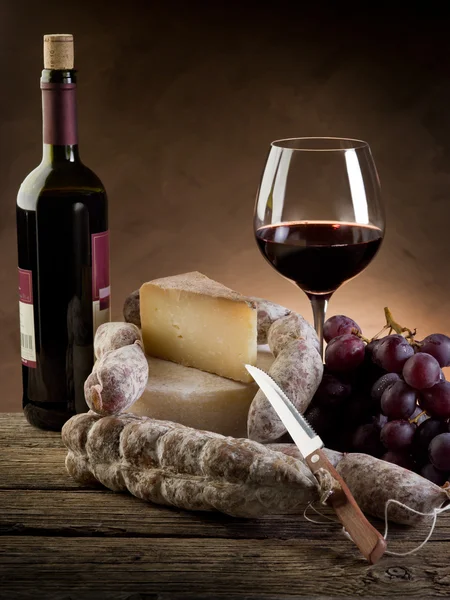 Uvas salami de queso y vino tinto — Foto de Stock