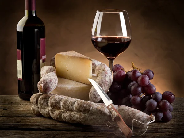 Ost salami druvor och rött vin — Stockfoto