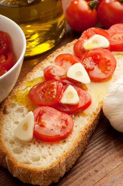 Tomates sobre bruschetta — Fotografia de Stock