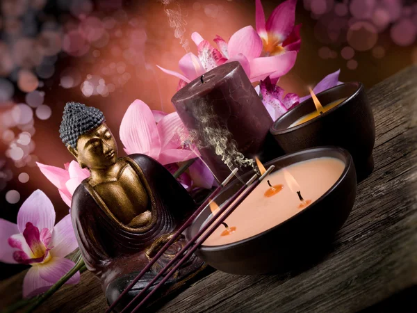 Buddha witn gyertya és tömjén — Stock Fotó