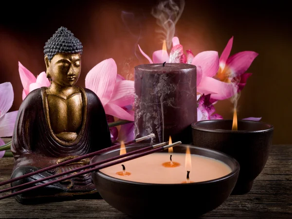 Buddha witn gyertya és tömjén — Stock Fotó