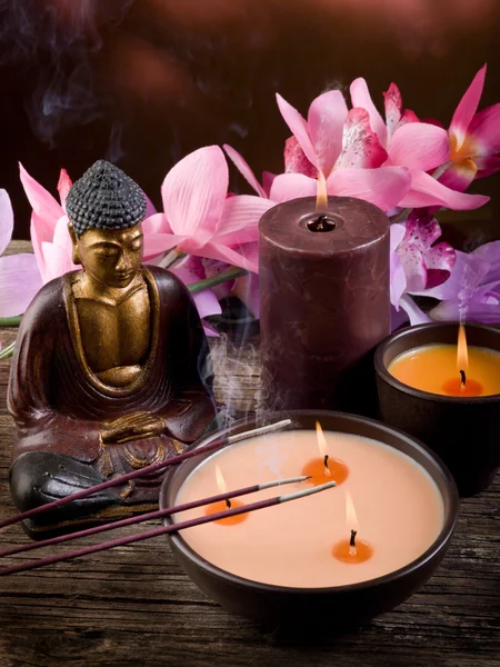 Buddah witn 촛불과 향 — 스톡 사진