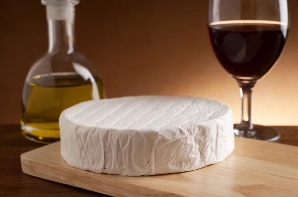 Camembert over cutting board — Stock Photo, Image