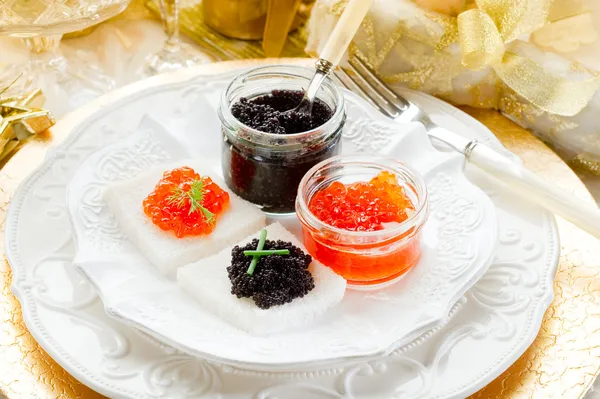Caviar canape 'on luxury table- tartine caviale — Fotografia de Stock