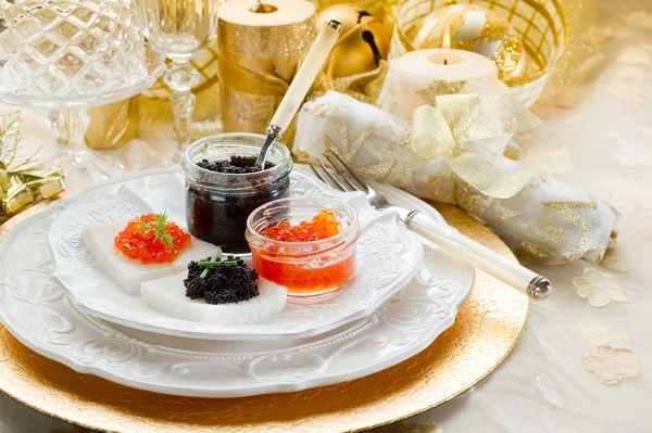 Canapé de caviar 'en la mesa de lujo —  Fotos de Stock