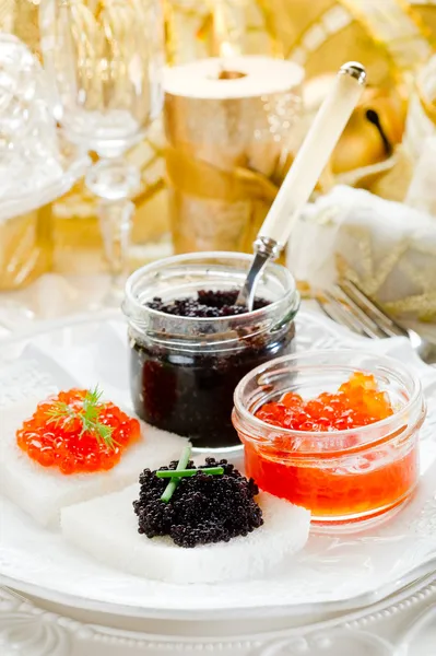 Caviar canape 'sur table de luxe — Photo