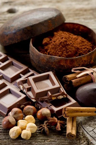 Chocolate com ingredientes — Fotografia de Stock