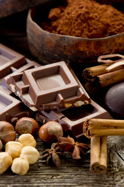 Chocolate com ingredientes — Fotografia de Stock