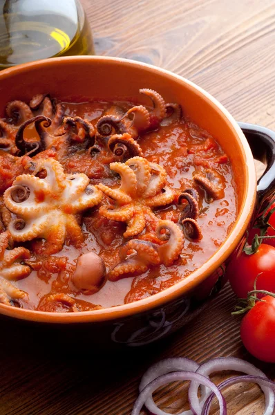 典型的意大利菜谱中的章鱼 — 图库照片