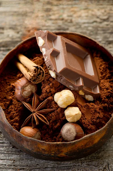 Cioccolato con ingredienti — Foto Stock