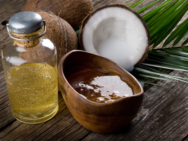 Натуральне кокосове горіхове масло — стокове фото