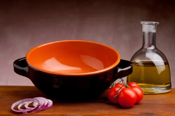 Kastrol s olivovým olejem a ingredience — Stock fotografie