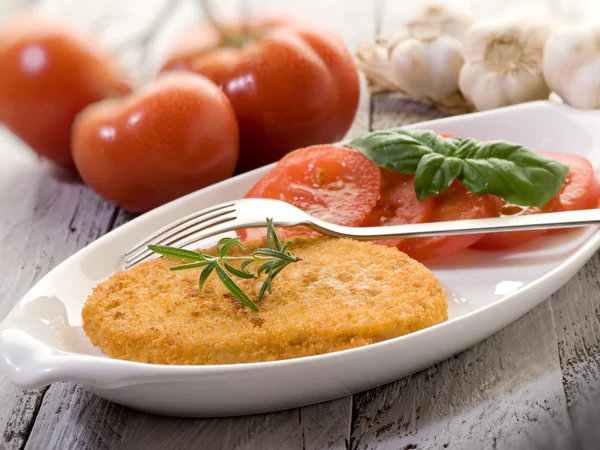 Vejetaryen göğsü ile dilim domates-cotoletta vegetariana