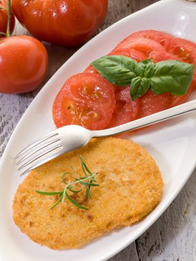 Vejetaryen göğsü ile dilim domates-cotoletta vegetariana