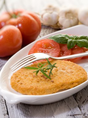 Vejetaryen göğsü ile dilim domates-cotoletta vegetariana