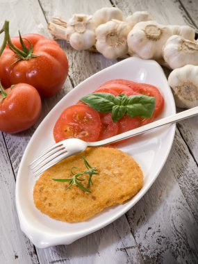 Vejetaryen göğsü ile dilim domates-cotoletta vegetariana