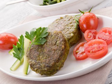 Vejetaryen ıspanak kroket domates ile