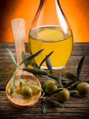 tahta kaşık üzerine zeytin yağı