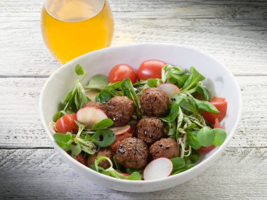 Vejetaryen köfte Dilim turp ve soya spro ile karışık salata
