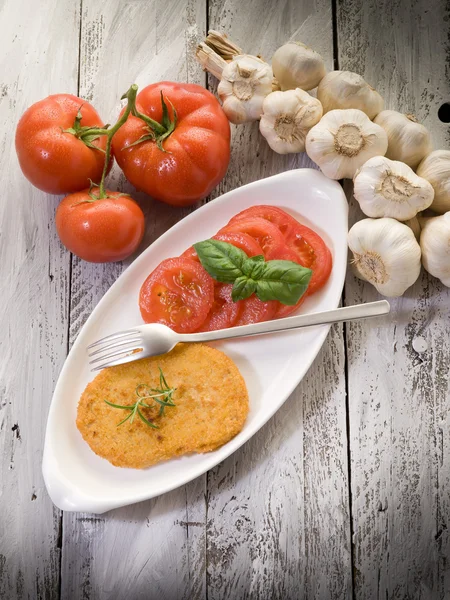 स्लीस टोमॅटो-मॅटोलेटा शाकाहारीनासह शाकाहारी कटलेट — स्टॉक फोटो, इमेज