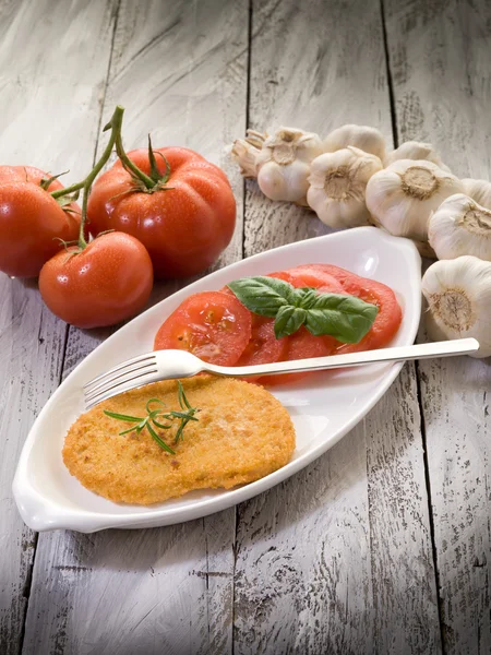 Вегетарианская котлета с ломтиком помидоров-вегетарианка — стоковое фото