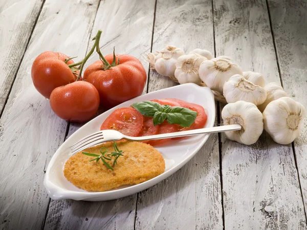 Vegetarisk kotlett med skiva tomater-cotoletta vegetariana — Stockfoto