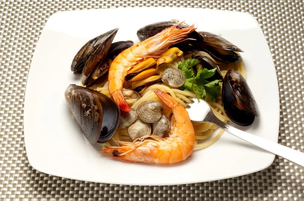 Spaghetti med mussla mussla och räkor — Stockfoto