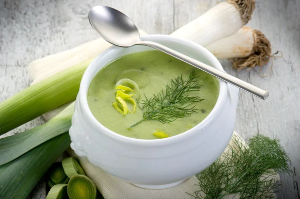 Цибулевий суп на мисці — стокове фото