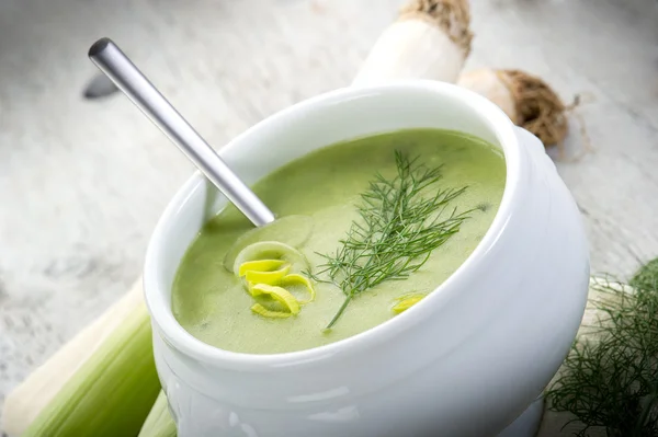 Цибулевий суп на мисці — стокове фото