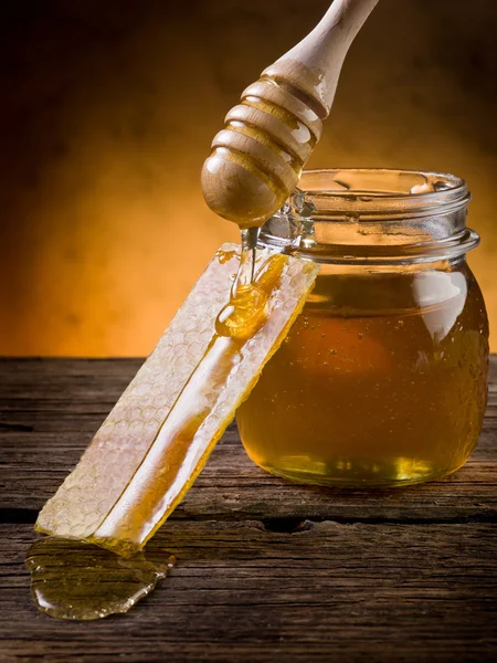 Miel con cera de abeja — Foto de Stock
