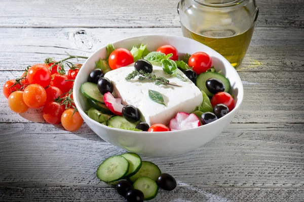 Queijo feta tradicional grego e salada grega — Fotografia de Stock
