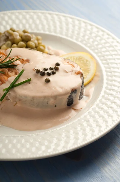 Grilled fresh salmon with cream sauce and green pepper — Stock Photo, Image