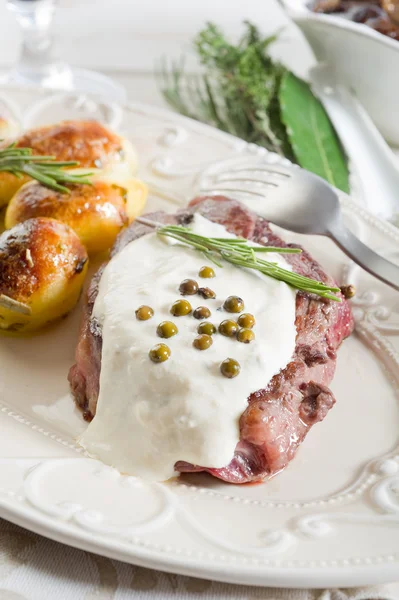 Tenderloin with cream sauce and roasted potatoes — Stock Photo, Image