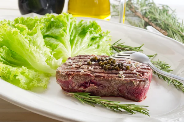 Yeşil salata ile bonfile — Stok fotoğraf