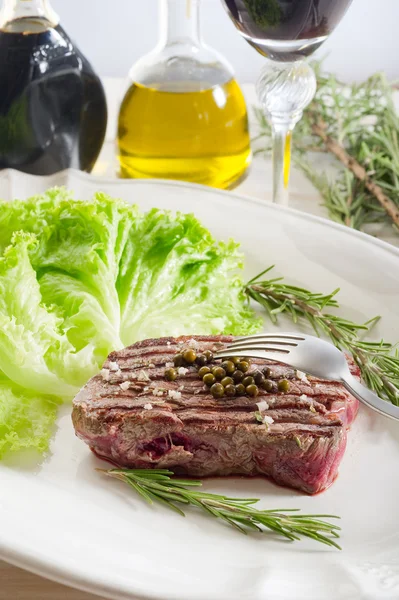 Filet mit grünem Salat — Stockfoto