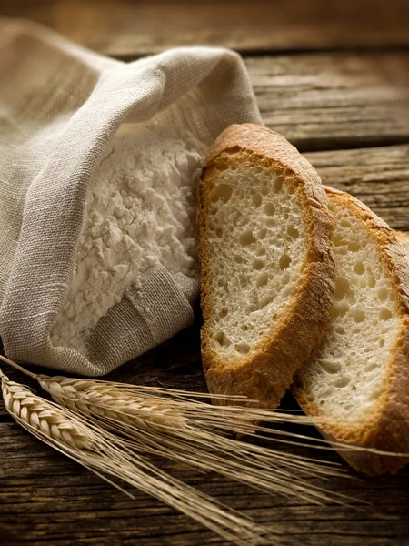 Bread ear and flour — Stock Photo, Image