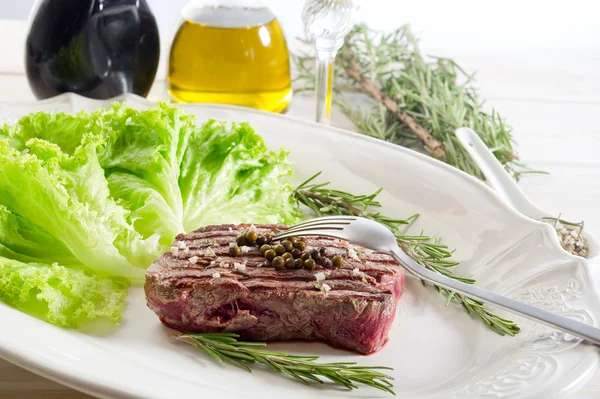 Tenderloin with green salad — Stock Photo, Image